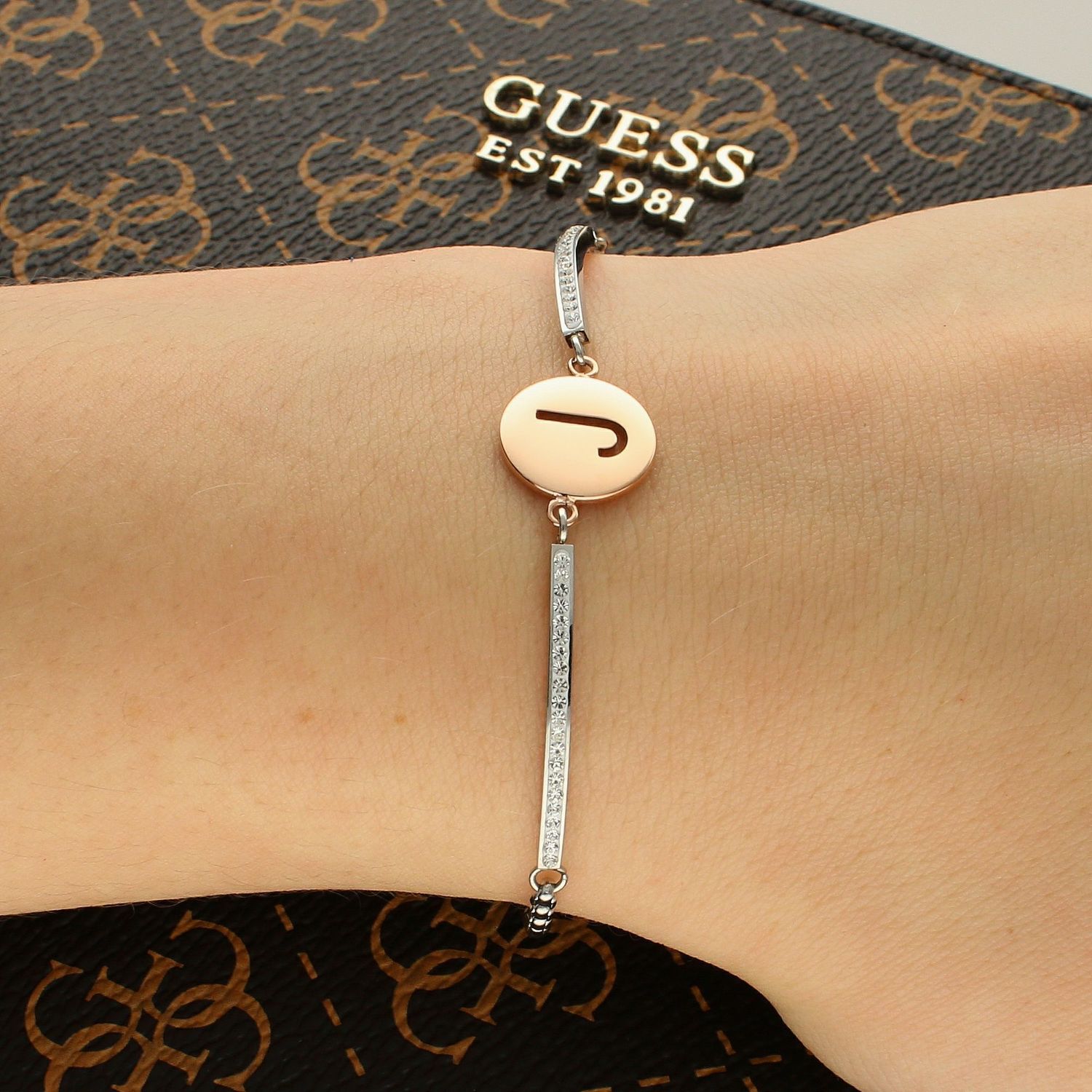 Bransoletka Nomination Italy z kolekcji Milleluci Letters. Wykonana ze stali szlachetnej, zdobiona mieniącymi się, błyszczącymi cyrkoniami pave oraz zawieszką z literą J w kolorze różowego złota.  (2).jpg